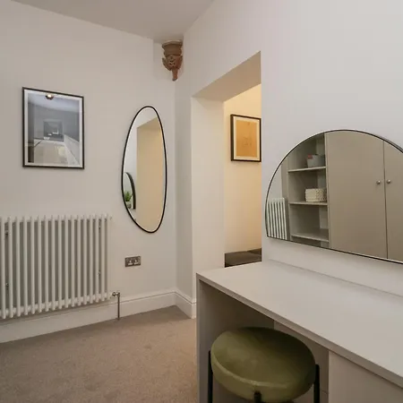 The Myles Stone Cross Mansion Apartment *